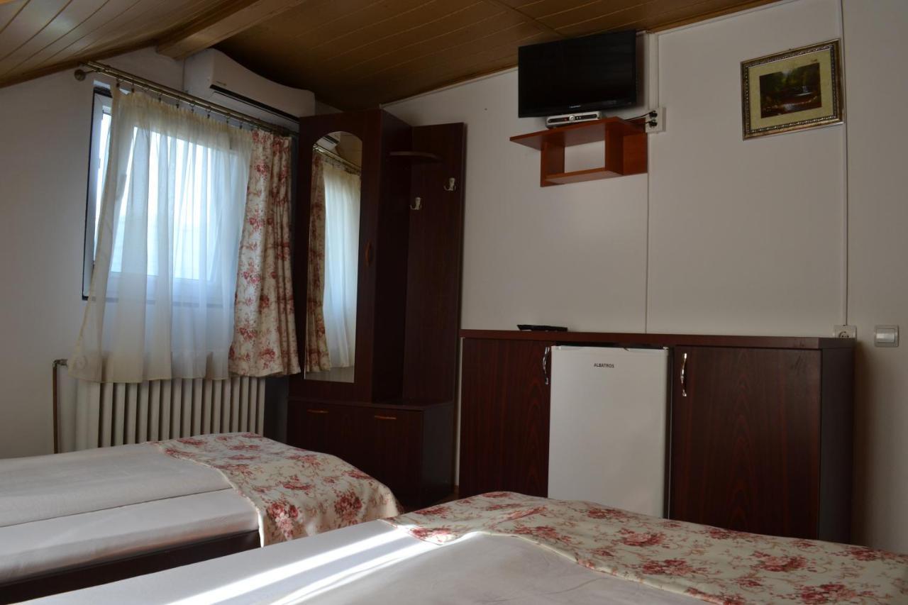 Pensiunea Bety Tutulesti Esterno foto